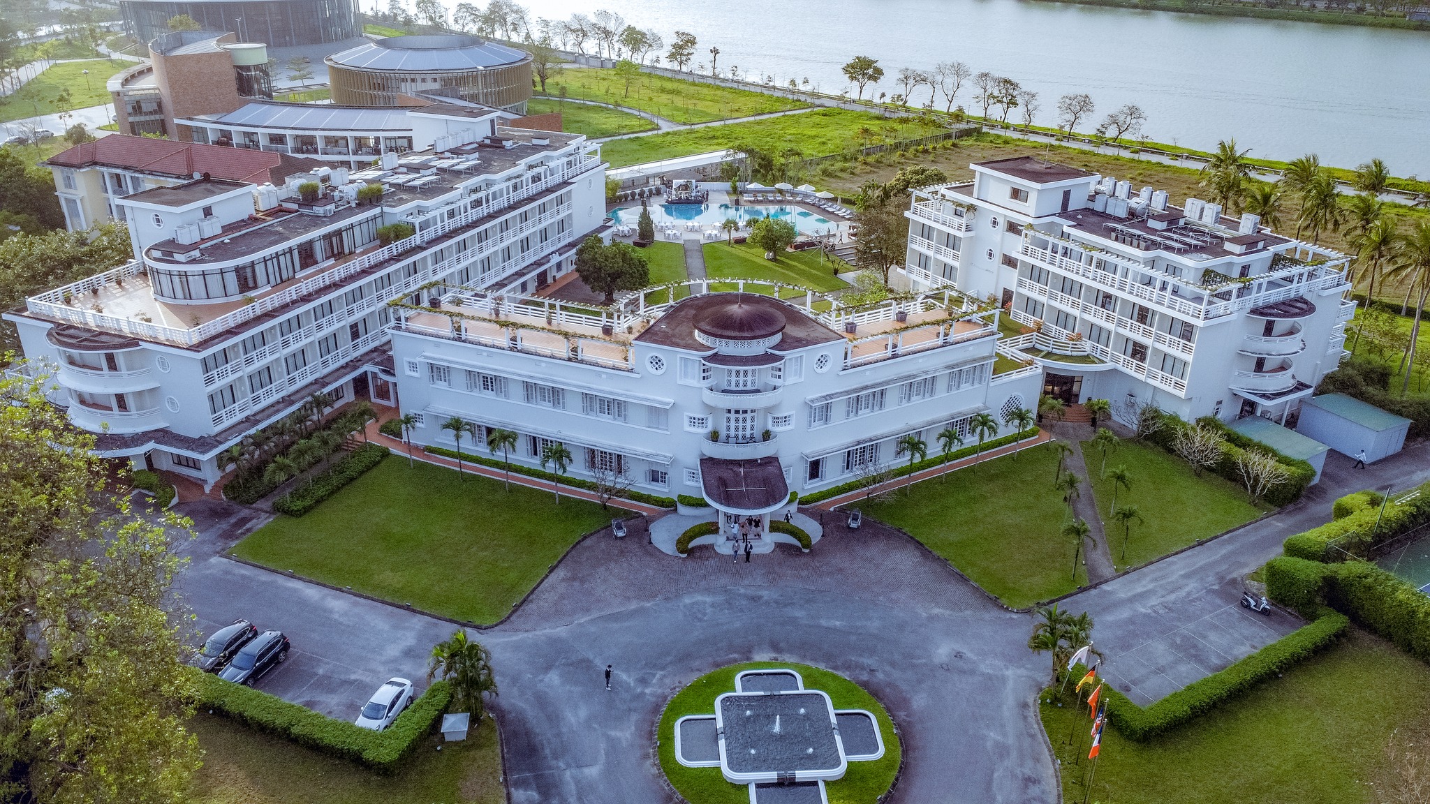 Khách sạn Azerai Huế