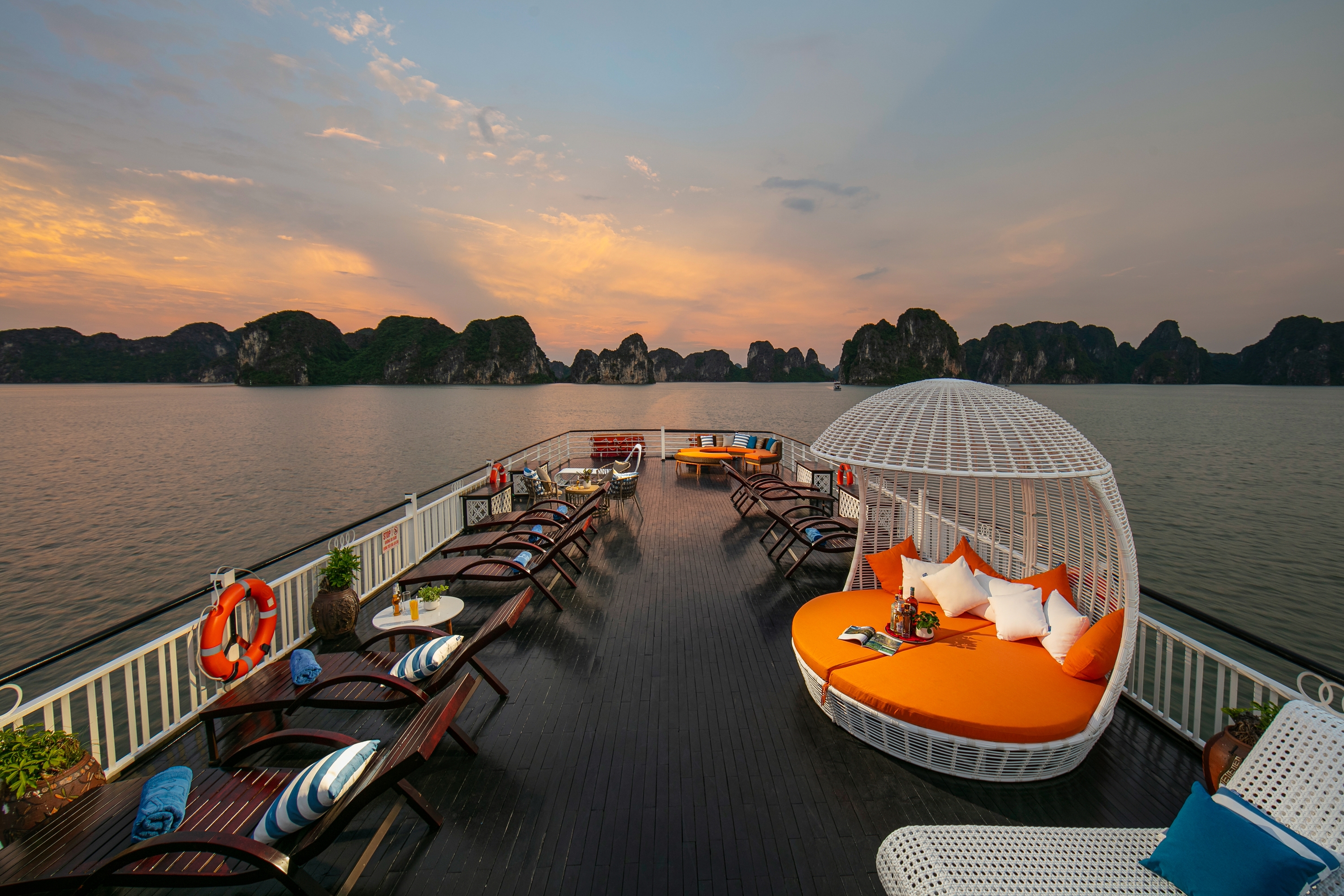 Du thuyền Hạ Long 1 ngày La Regina Day Cruise 01 Du thuyền Hạ Long 1 ngày La Regina Day Cruise 01