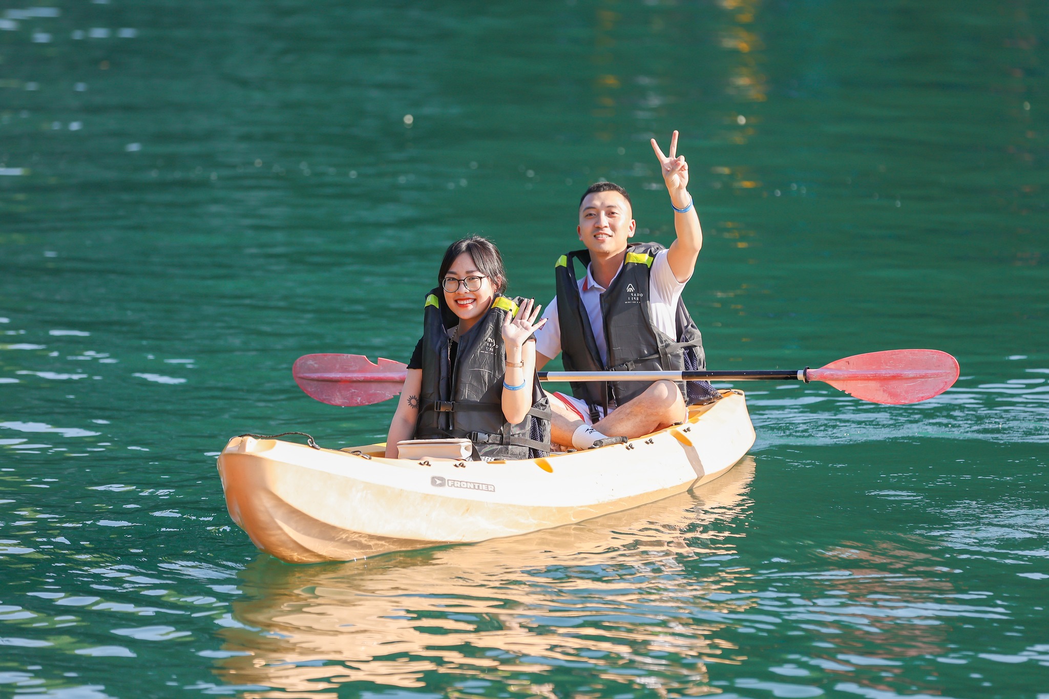 Du thuyền thăm vịnh Hạ Long trong ngày Ambassador Day Cruise 04 Du thuyền thăm vịnh Hạ Long trong ngày Ambassador Day Cruise 04