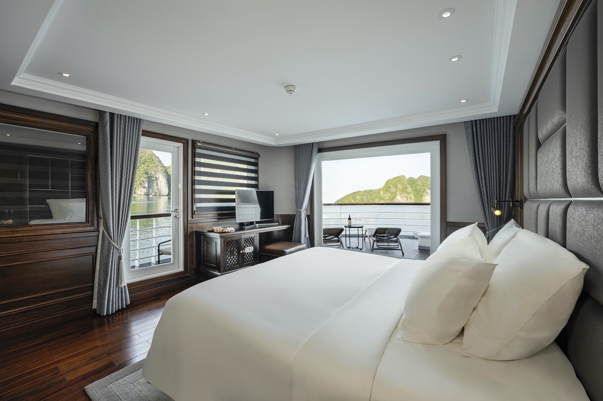 du thuyền vịnh Lan Hạ Ambassador Siganature