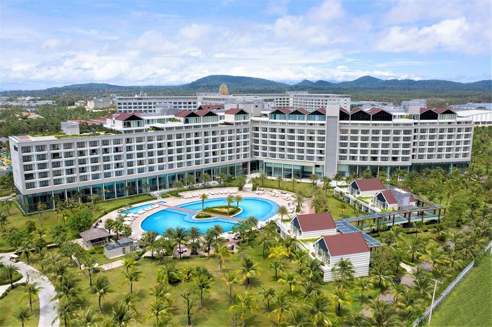 Hồ bơi Raddison Blue Resort Phú Quốc Hồ bơi Raddison Blue Resort Phú Quốc