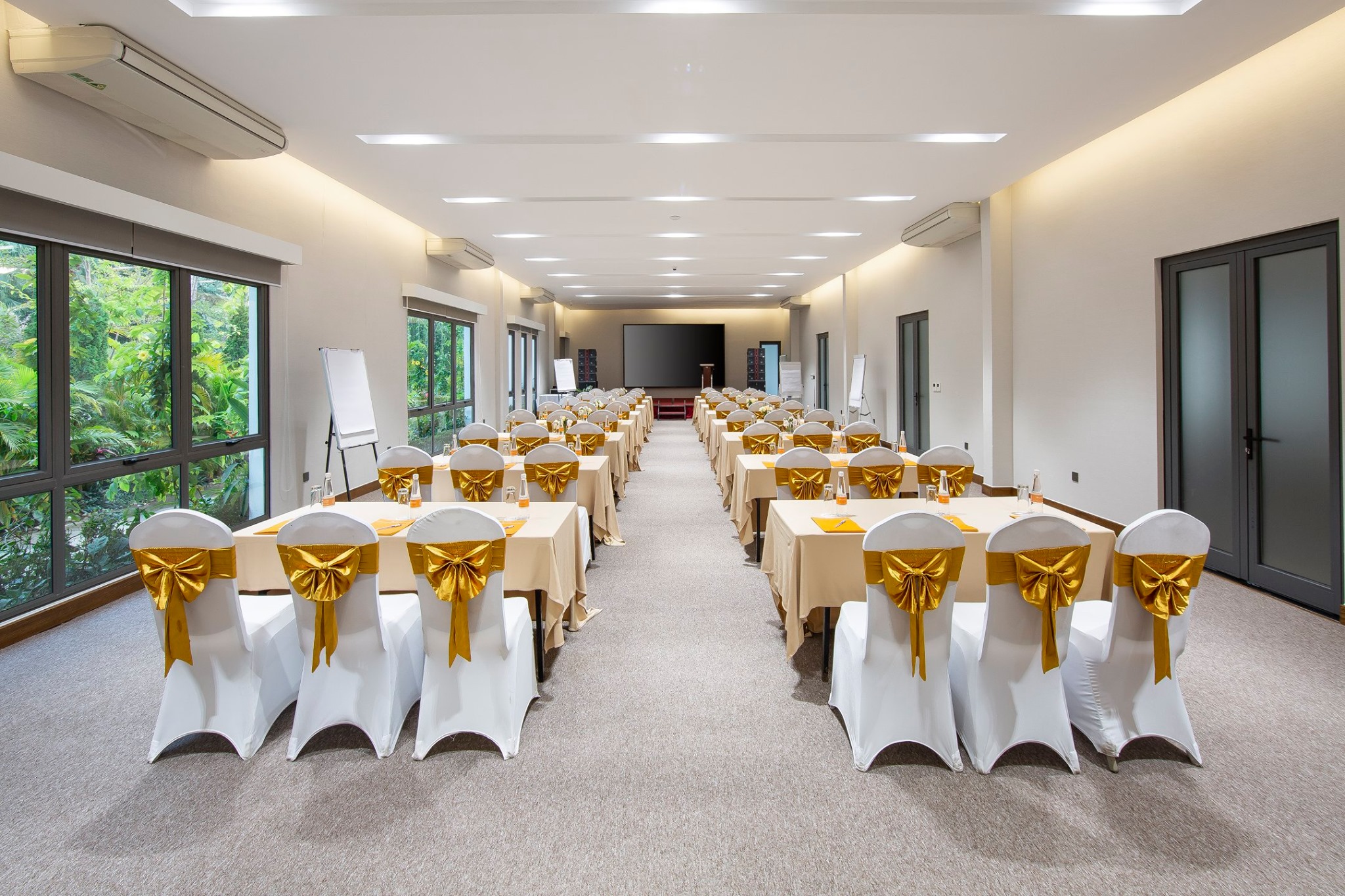 gia-combo-hoi-thao-hoi-hop-cuoi-nam-bao-tron-dem-nghi-flamingo-resort-kem-2-bua-an