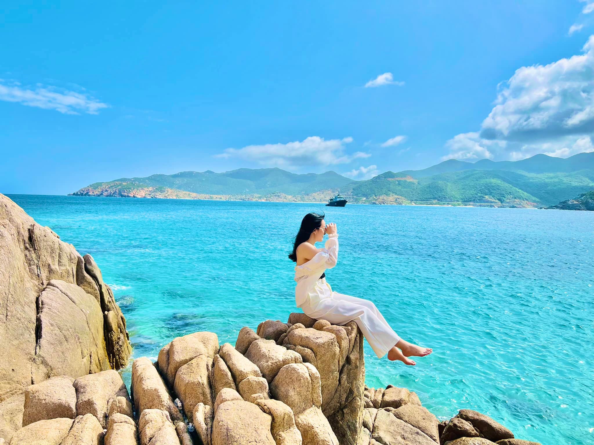 ​tour-binh-hung-kham-pha-hon-dao-hoang-so-dep-tua-maldives-o-nha-trang