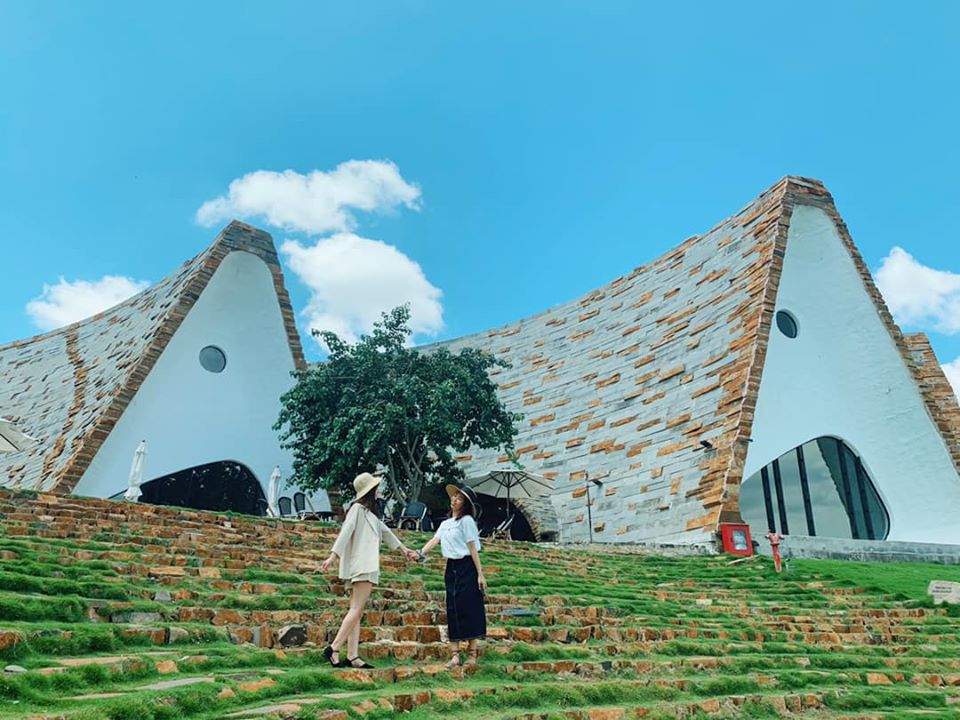 lac-loi-o-ban-me-nham-nhi-ly-ca-phe