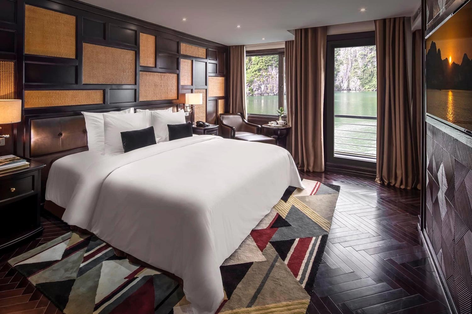 Du thuyền ngủ đêm Ambassador Cruise