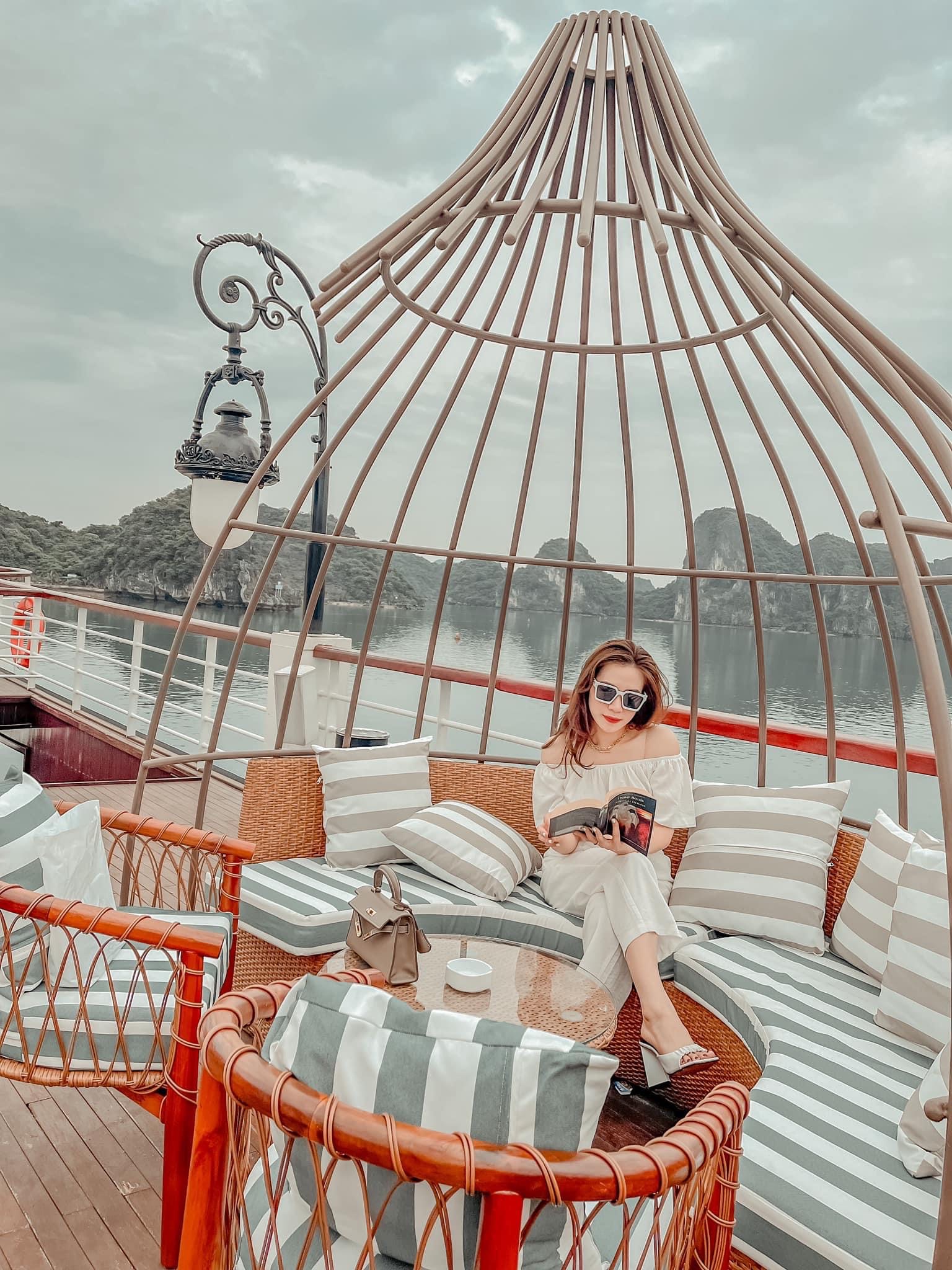 Những góc check in “nghìn like” trên du thuyền Ambassador 12