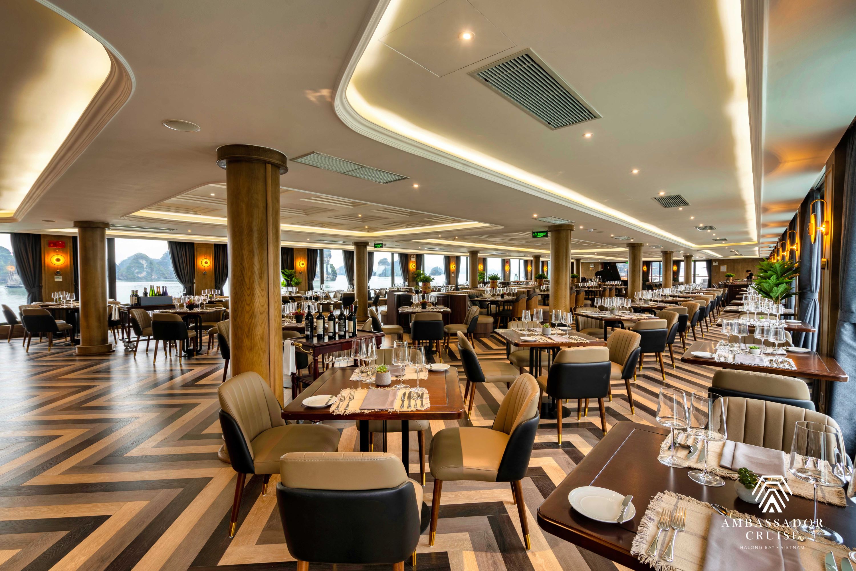 Du thuyền trong ngày Ambassador Day Cruise II có gì? Du thuyền trong ngày Ambassador Day Cruise II có gì?