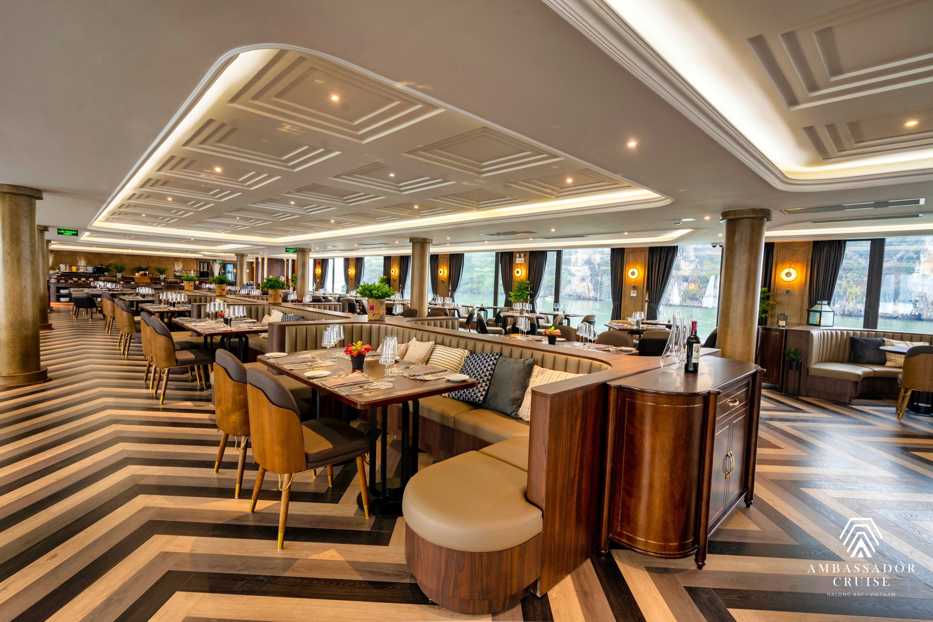 Du thuyền trong ngày Ambassador