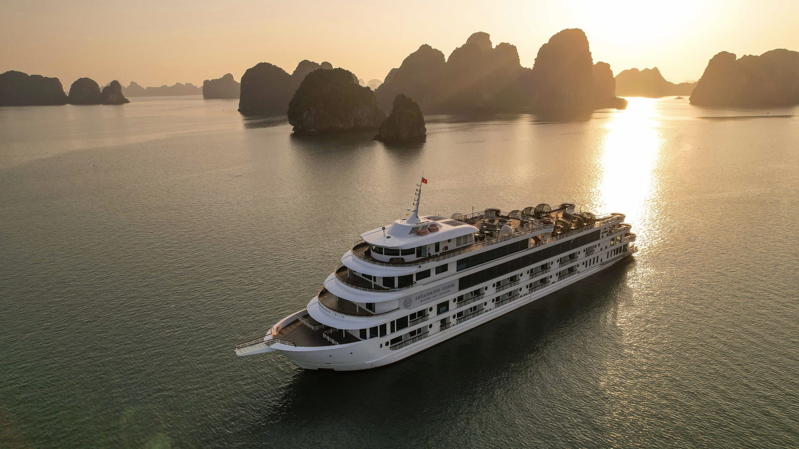 Du thuyền Hạ Long trong ngày Ambassador Cruise II Du thuyền Hạ Long trong ngày Ambassador Cruise II