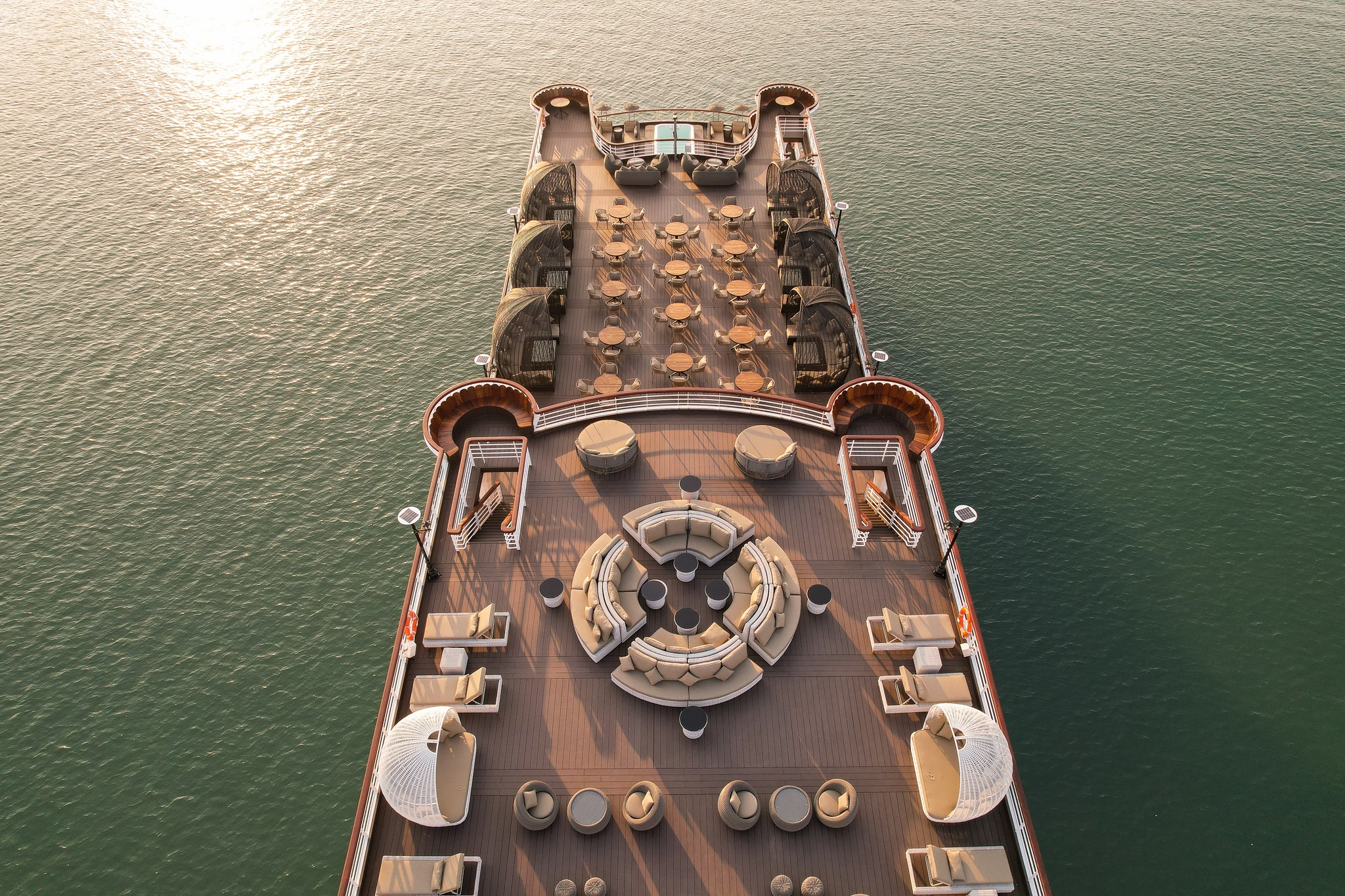 Du thuyền trong ngày Ambassador Day Cruise II Du thuyền trong ngày Ambassador Day Cruise II