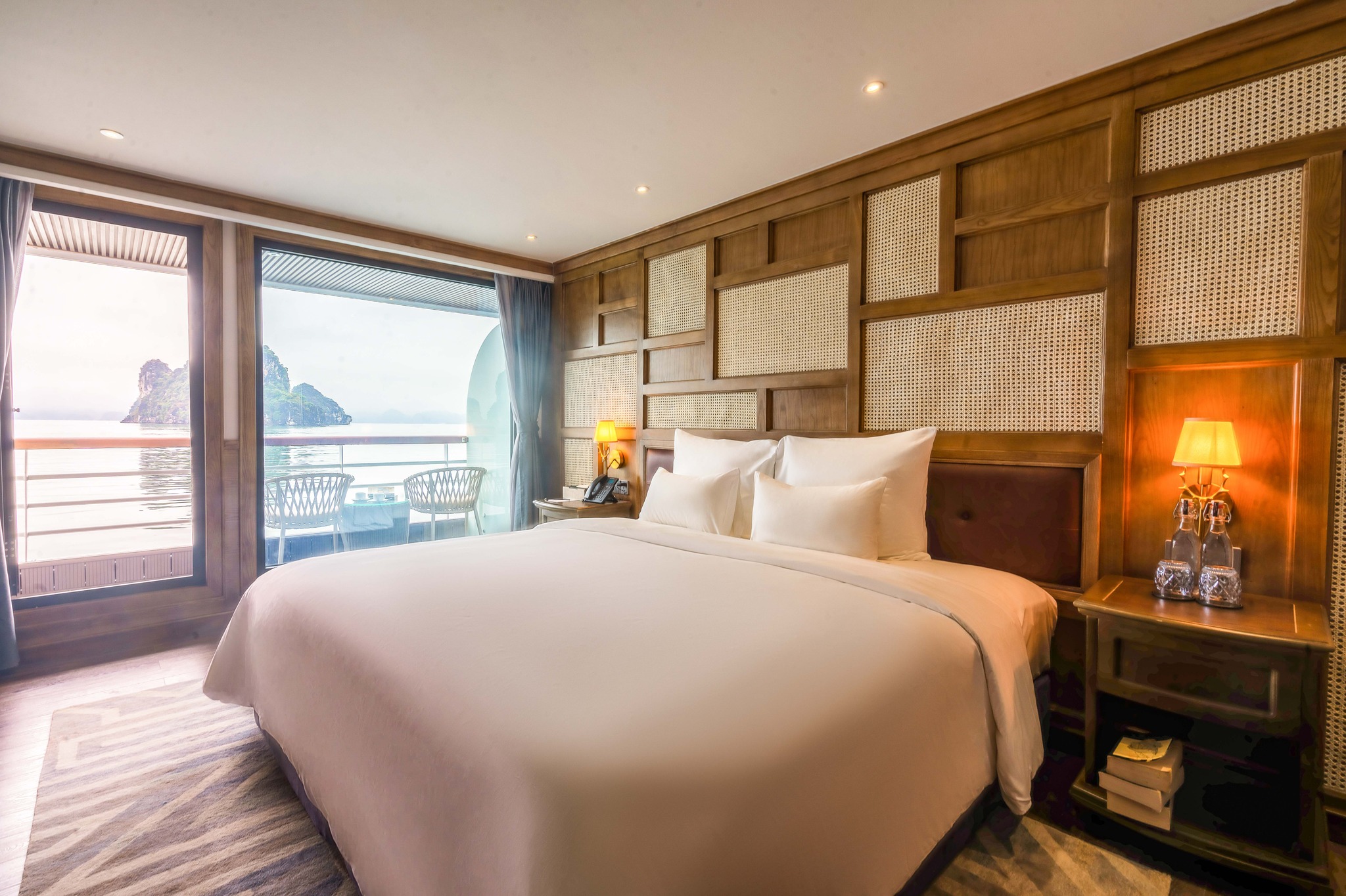 Du thuyền Hạ Long trong ngày Ambassador Cruise II 03 Du thuyền Hạ Long trong ngày Ambassador Cruise II 03