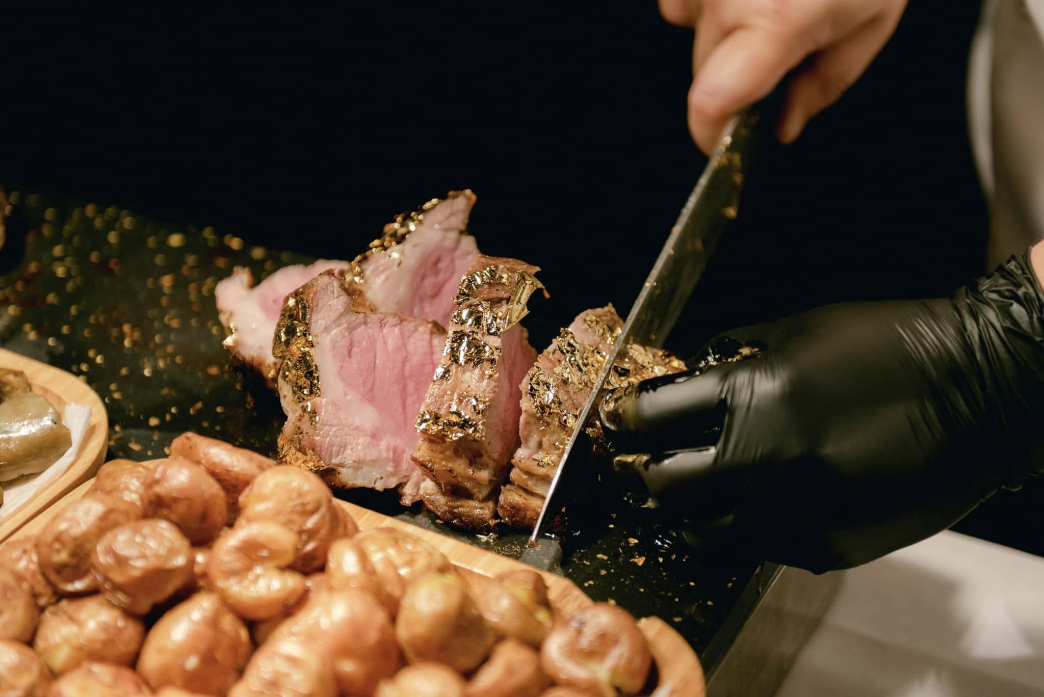 Ambassador Wine and Dine Sunset Cruise có gì?