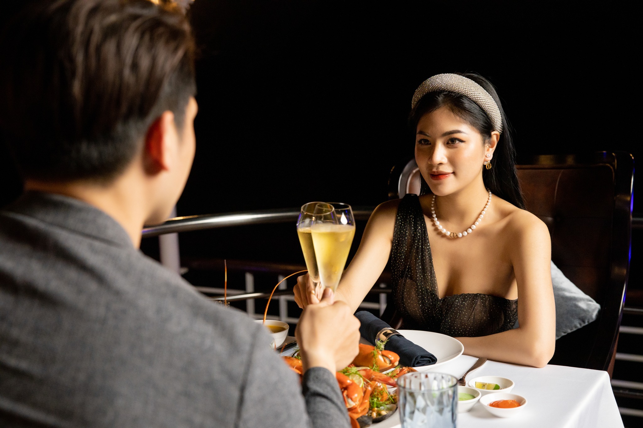 du-thuyen-nghi-trang-mat-cao-cap-ha-long-–-lan-ha