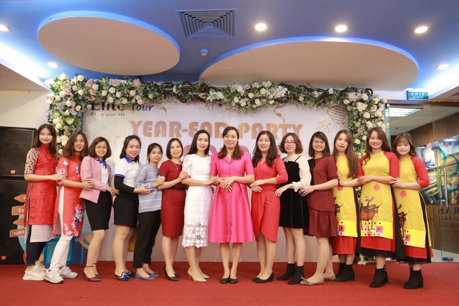 Tập thể các thành viên của công ty du lịch Elite Tour Tập thể các thành viên của công ty du lịch Elite Tour