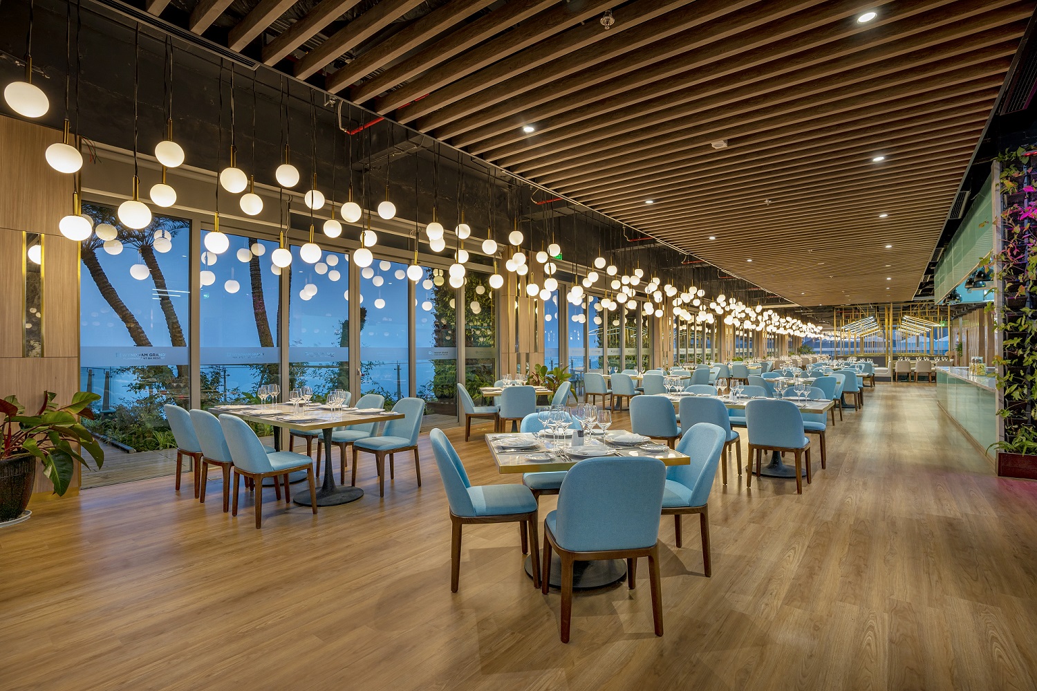 Nhà hàng Flamingo Cát Bà 02