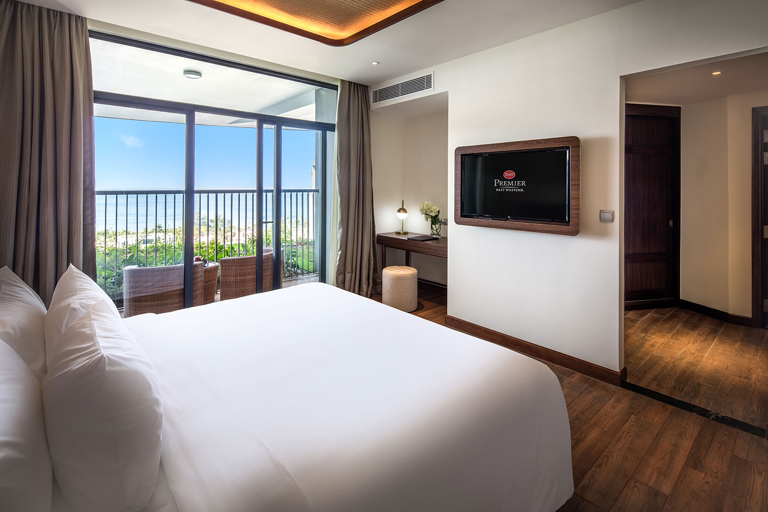 /files/images/Khachsanbestwesternsonaseaphuquoc/Executive-Deluxe---King-Bedroom-(2).jpg