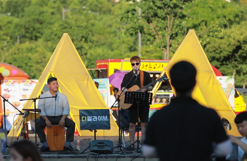 Chợ đêm ánh trăng sông Hàn Banpo, Seoul, Hàn Quốc 01
