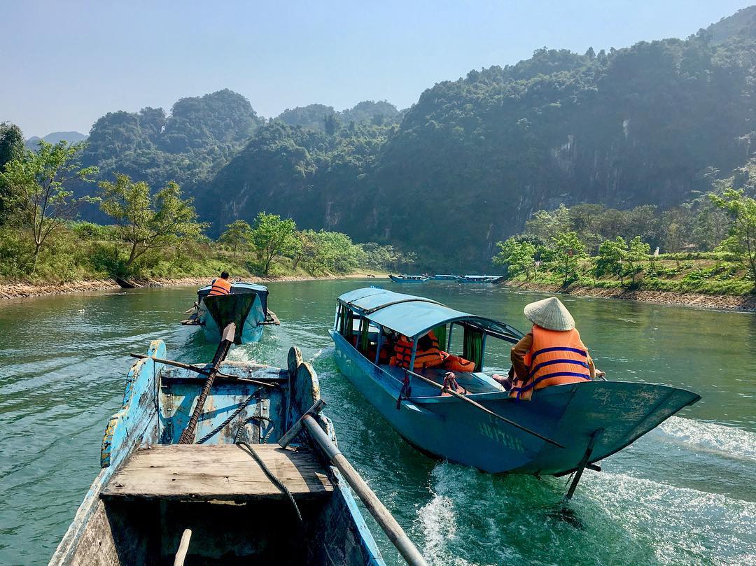 Đi thuyền trên sông du lịch động Phong Nha Quảng Bình