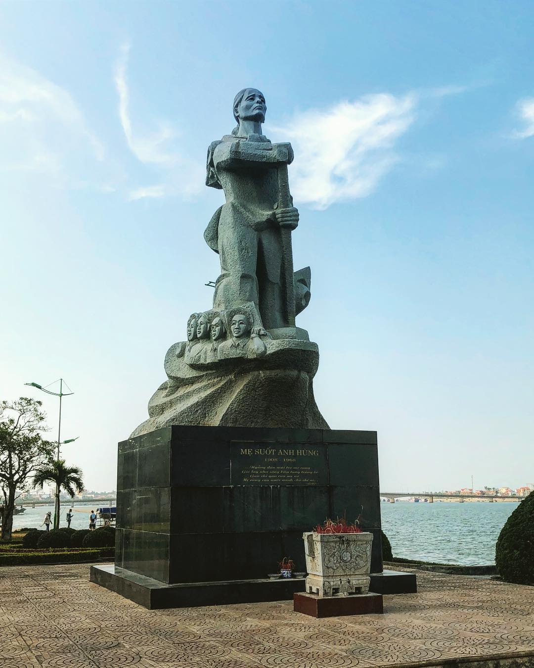 Tượng đài mẹ suốt Quảng Bình Tượng đài mẹ suốt Quảng Bình