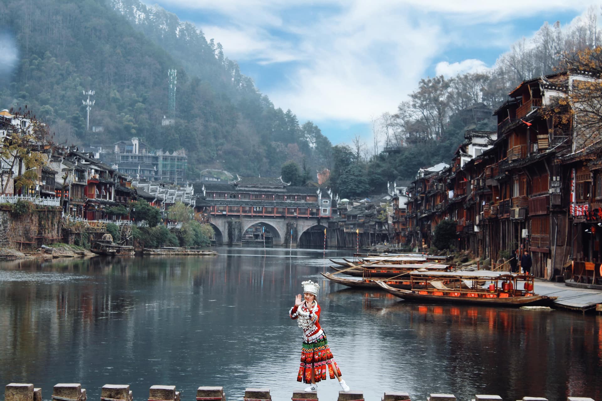 Cầu đá nhảy - Phượng Hoàng Cổ Trấn 01