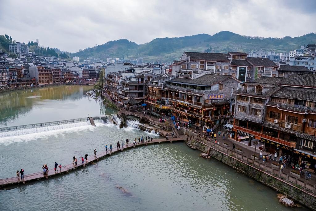 Cầu gỗ - Phượng Hoàng Cổ Trấn