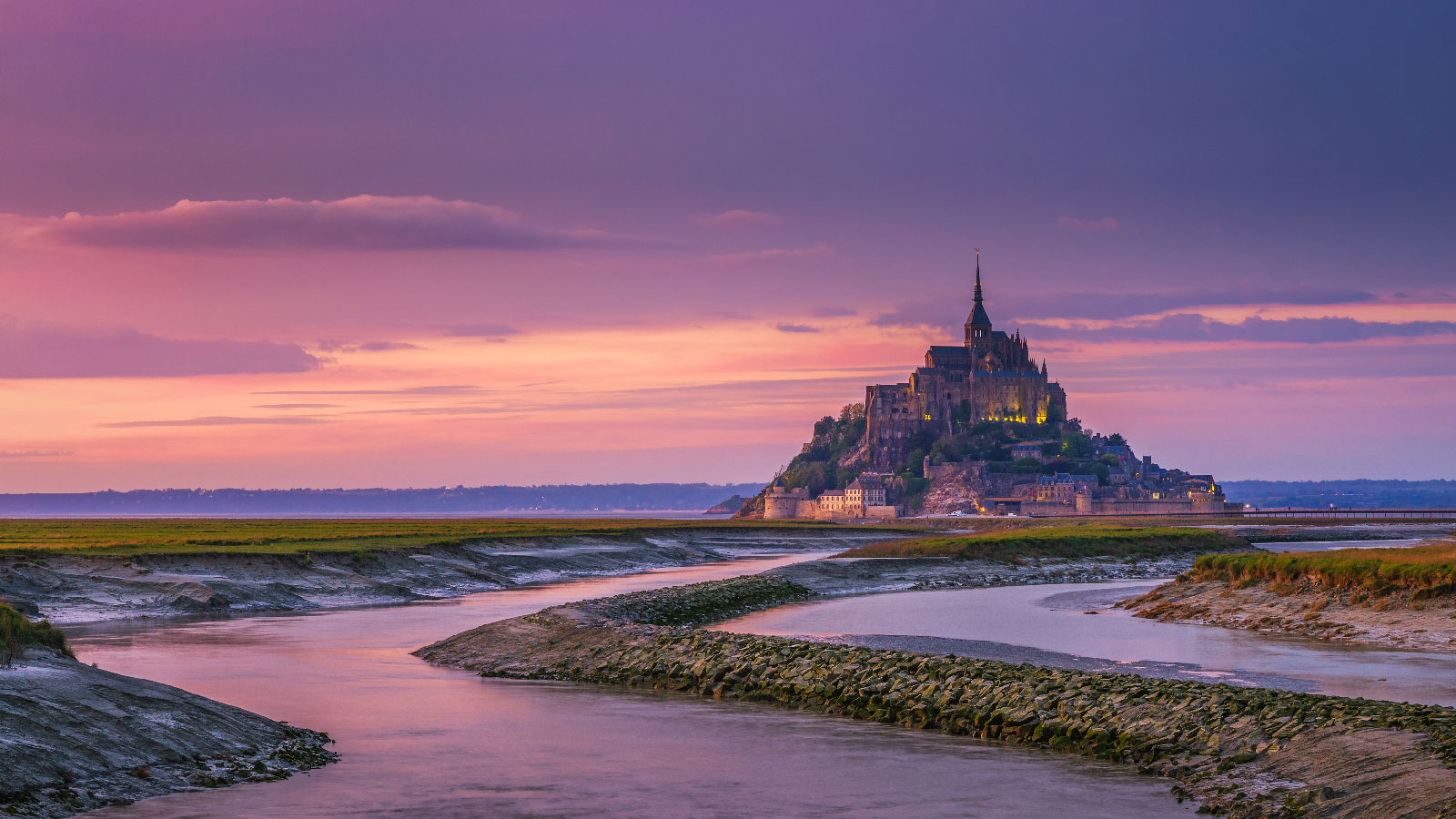 Núi thánh Mont Saint-Michel - Địa điểm du lịch nổi tiếng ở Pháp