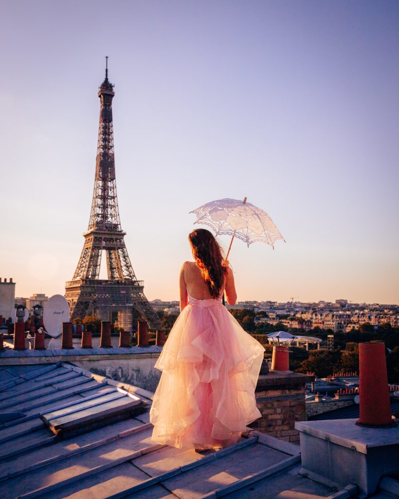 Tháp Eiffel - Địa điểm du lịch nổi tiếng ở Pháp