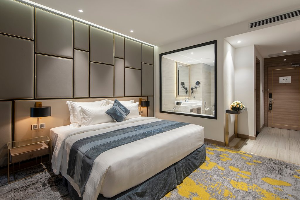 /files/images/VinpearlHotelThanhHoa/deluxe-king-bed-room%20(1).jpg