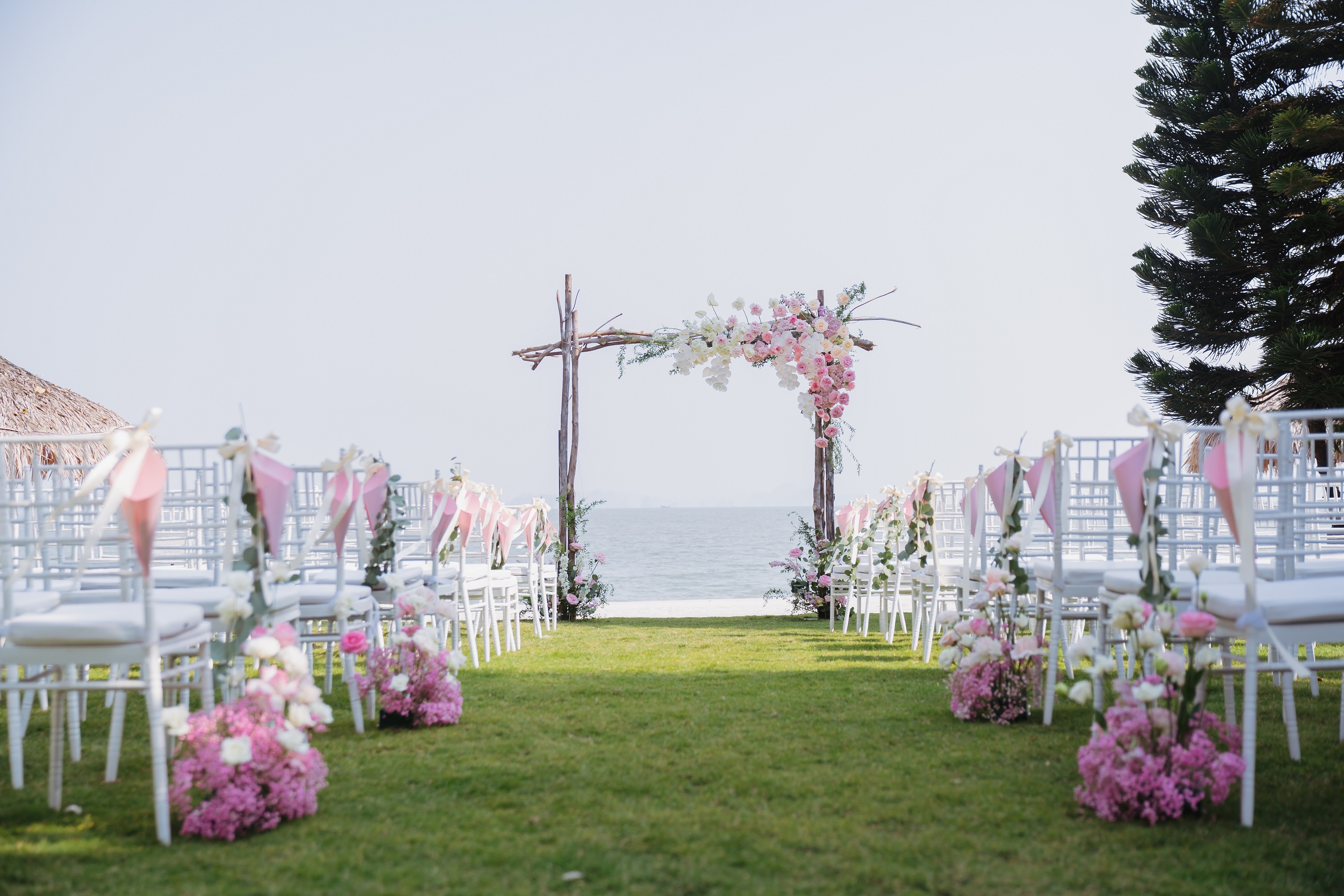 Không gian tiệc cưới ngoài trời tại Vinpearl Resort & Spa Hạ Long 