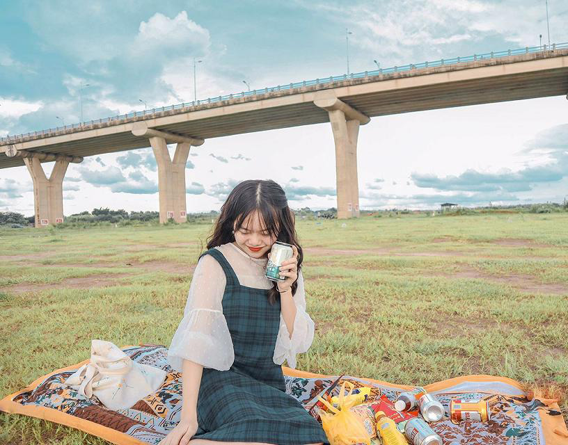 Cắm trại ở chân cầu Vĩnh Tuy Cắm trại ở chân cầu Vĩnh Tuy