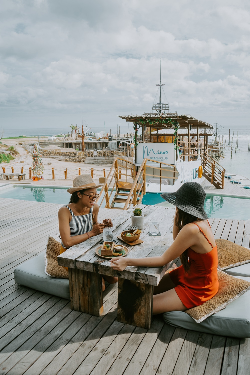 Minoo Beach Club - Quán bar bãi biển đẹp ở Bali