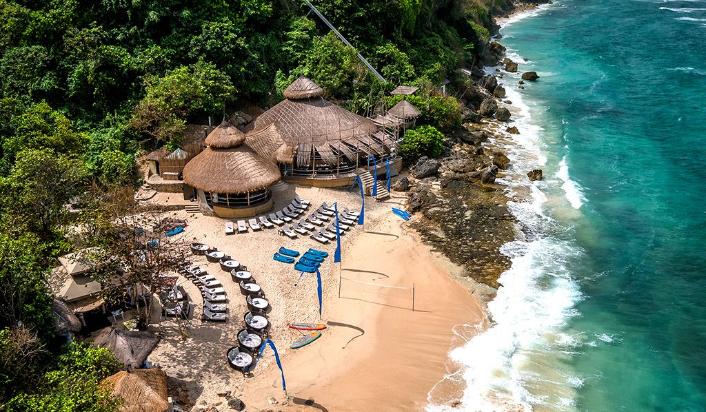 Karma Bali Beach Cub - Quán bar bãi biển đẹp ở Bali